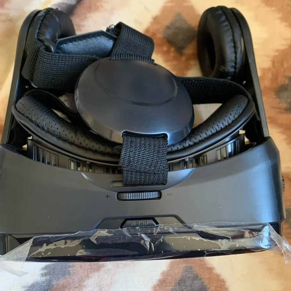 Arcadia Virtual Reality Headset w built in headphones